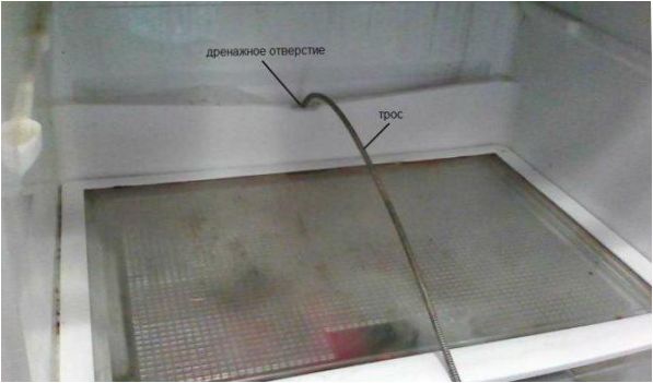 Čištění odvodňovacího systému chladničky