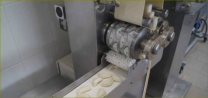 Jak funguje průmyslový stroj na výrobu knedlíků
