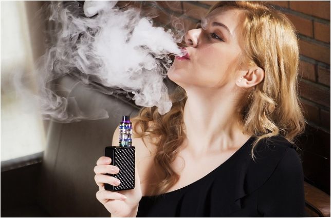 Dívka kouří vape