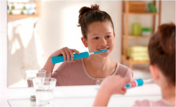 Dítě si čistí zuby
