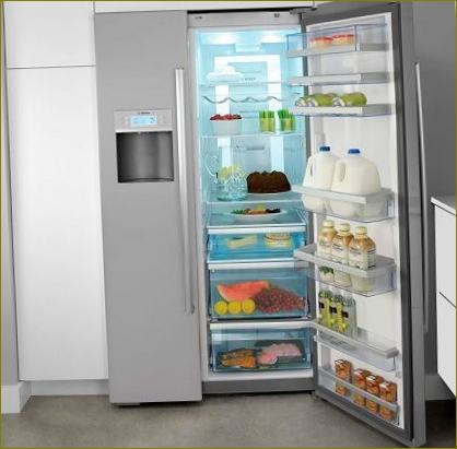 Model chladničky s mrazničkou a výrobníkem ledu