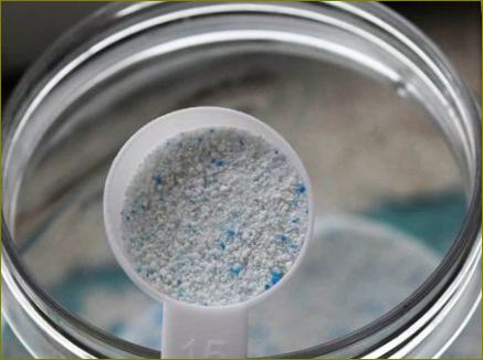 Lžička nebo odměrka hraje důležitou roli při dávkování prášku do myčky nádobí