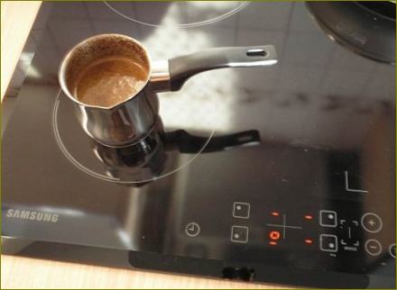 Konvice kávy na indukční desce