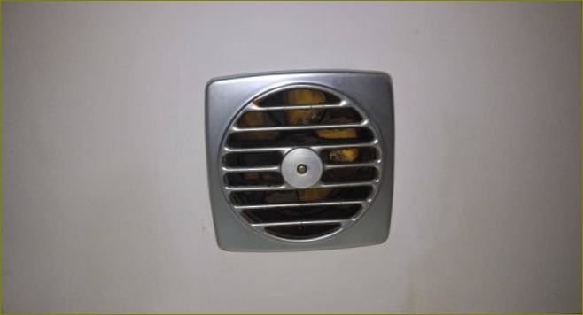 ventilátor ve zdi