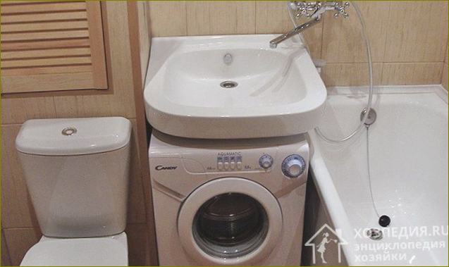 Kompaktní pračka umístěná pod umyvadlem se skvěle hodí do malé koupelny