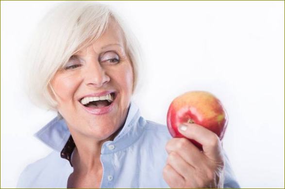 Stará žena s jablkem