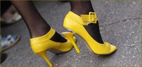 Žluté boty s odlepeným podpatkem foto
