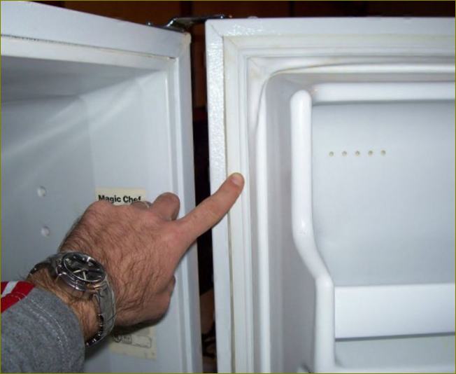 Škrábance v chladničce