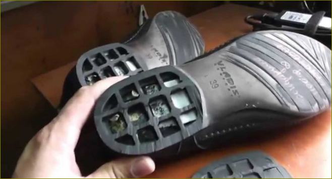 Vyjměte podšívku boty a zkontrolujte neporušenost dutých částí boty