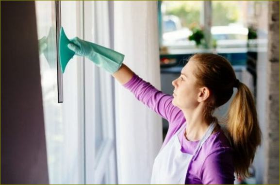 Žena myje okna