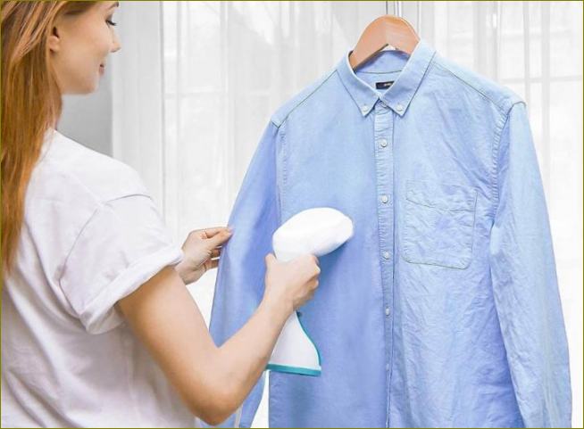 Dívka si žehlí košili nejlepším napařovačem na oblečení