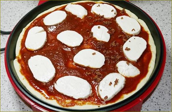 Mozzarella pizza v pizzaři