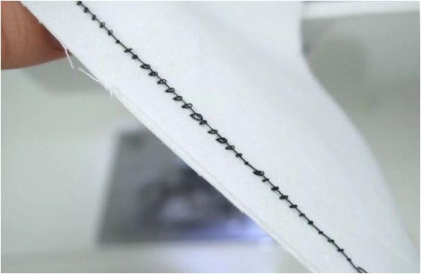 Zkušební steh na šicím stroji knoflíkové dírky jsou prověšené
