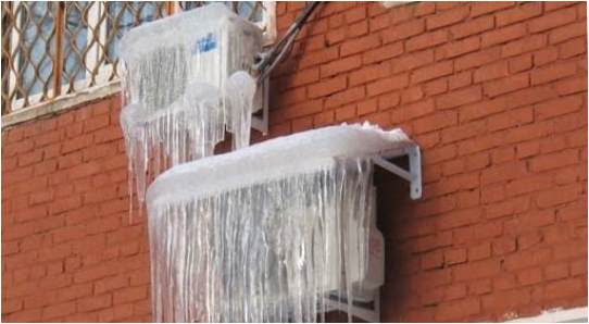 Venkovní jednotka klimatizace pokrytá ledem