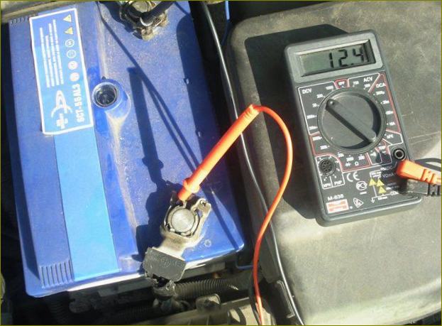 Měření napětí baterie pomocí multimetru