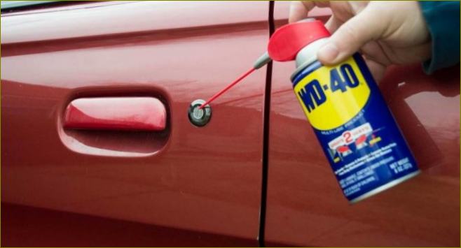 WD-40 se nedoporučuje používat na zámky a závěsy