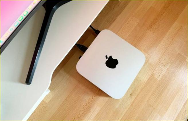 Apple Mac Mini M1 leží na stole