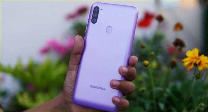 Levný smartphone Samsung do ruky