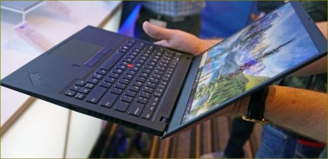 Ultrabook Lenovo sincpad v rozloženém stavu v ruce