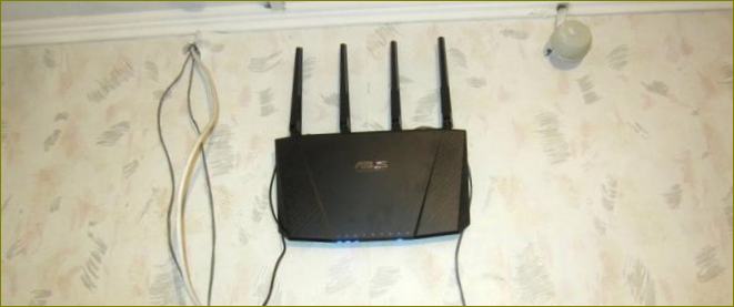 router na stěně