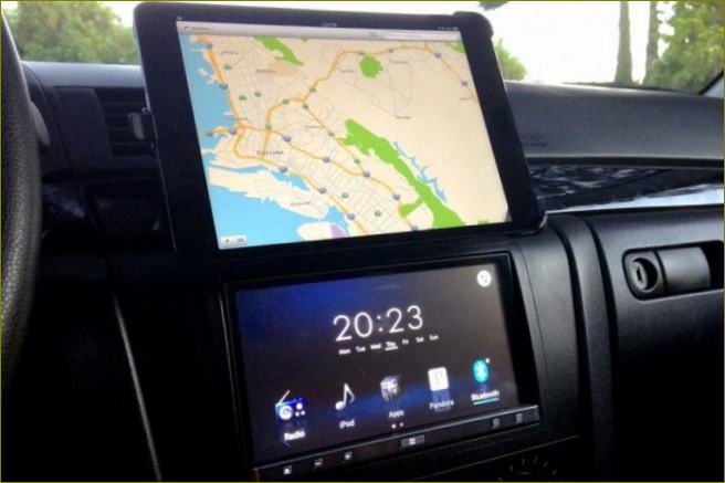 tablet s navigačním zařízením do auta