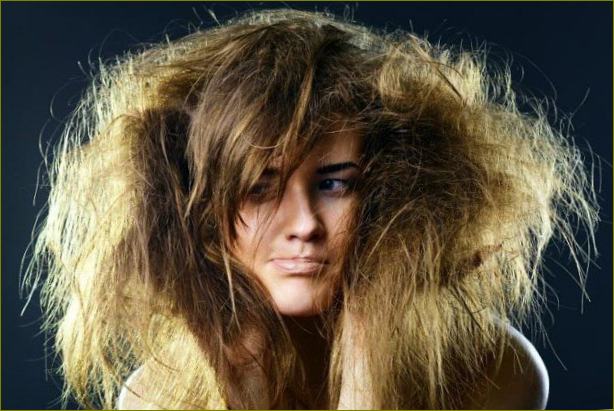 Suché a matné vlasy lze napravit pomocí spreje na lesk vlasů