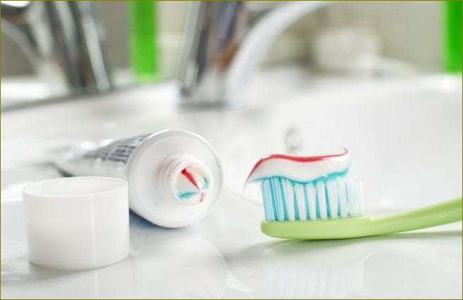 jaká je nejlepší zubní pasta pro citlivé zuby recenze