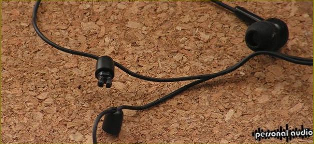 Sluchátka GAL MP 10 mají klip mezi pravým a levým kabelem sluchátek