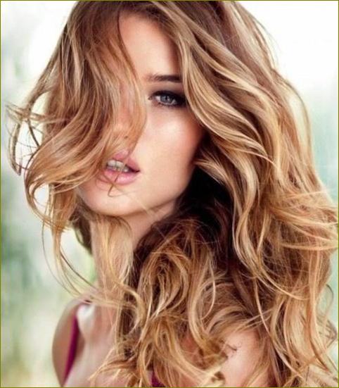 Karamelové melíry na světle hnědém podkladu 1 - Blond vlasy: odstíny, fotografie, jak barvit vlasy