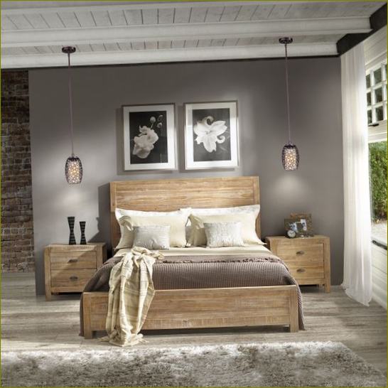 #7.1 Ložnice může vypadat takto. Dřevěná postel, spousta místa, málo věcí, pastelové barvy