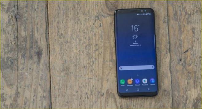 Samsung s ohnutou obrazovkou modelu telefonu