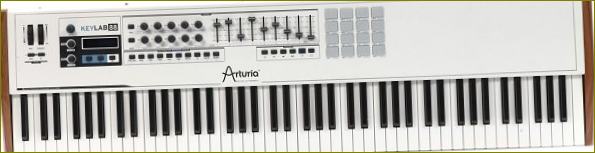 Příklad plnoformátového kontroléru - AKAI MPK88 MIDI-keyboard