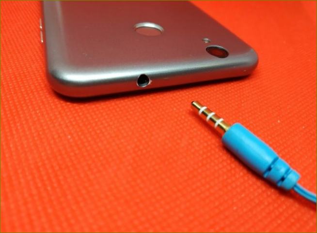 Před nákupem zkontrolujte, jakým konektorem pro sluchátka je váš smartphone vybaven
