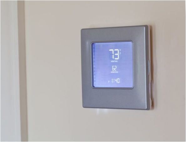 Elektronický termostat na stěně