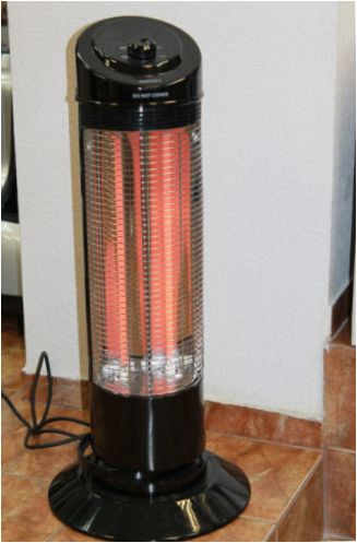 Podlahový infračervený ohřívač s topným tělesem z uhlíkových vláken