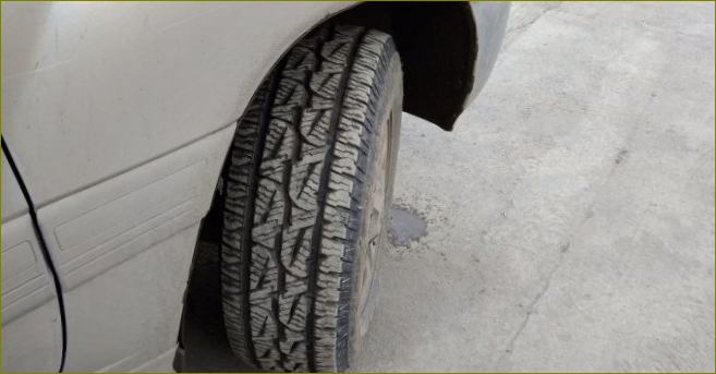 AT pneumatiky pro terénní vozy Bridgestone Dueler AT 001