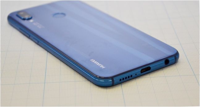 Spodní hrana telefonu Huawei P20 Lite