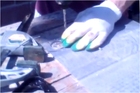 Řezání kovů pásovou pilou v ručním režimu